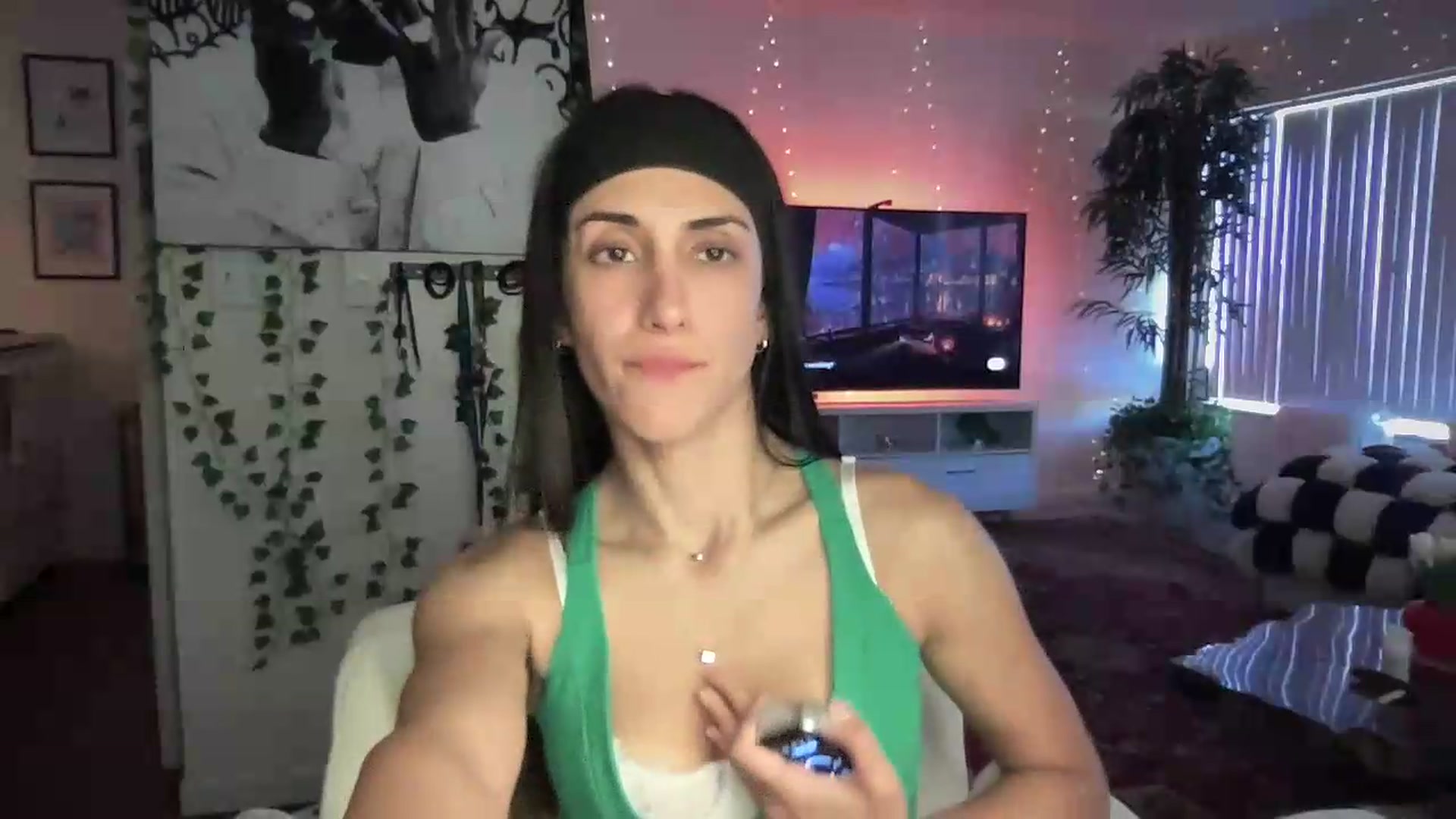 Gallery image thumbnail from LittlePersian's myfreecams stream on, 08/09/2026, 16:37 image 15 of 20