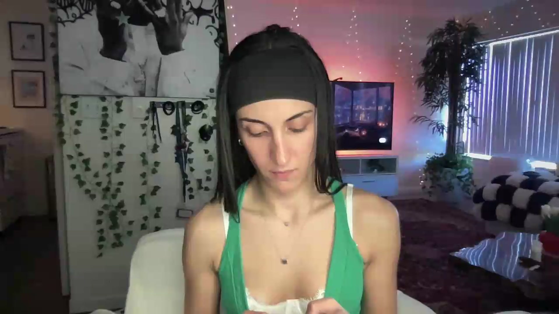 Gallery image thumbnail from LittlePersian's myfreecams stream on, 08/09/2026, 16:37 image 14 of 20