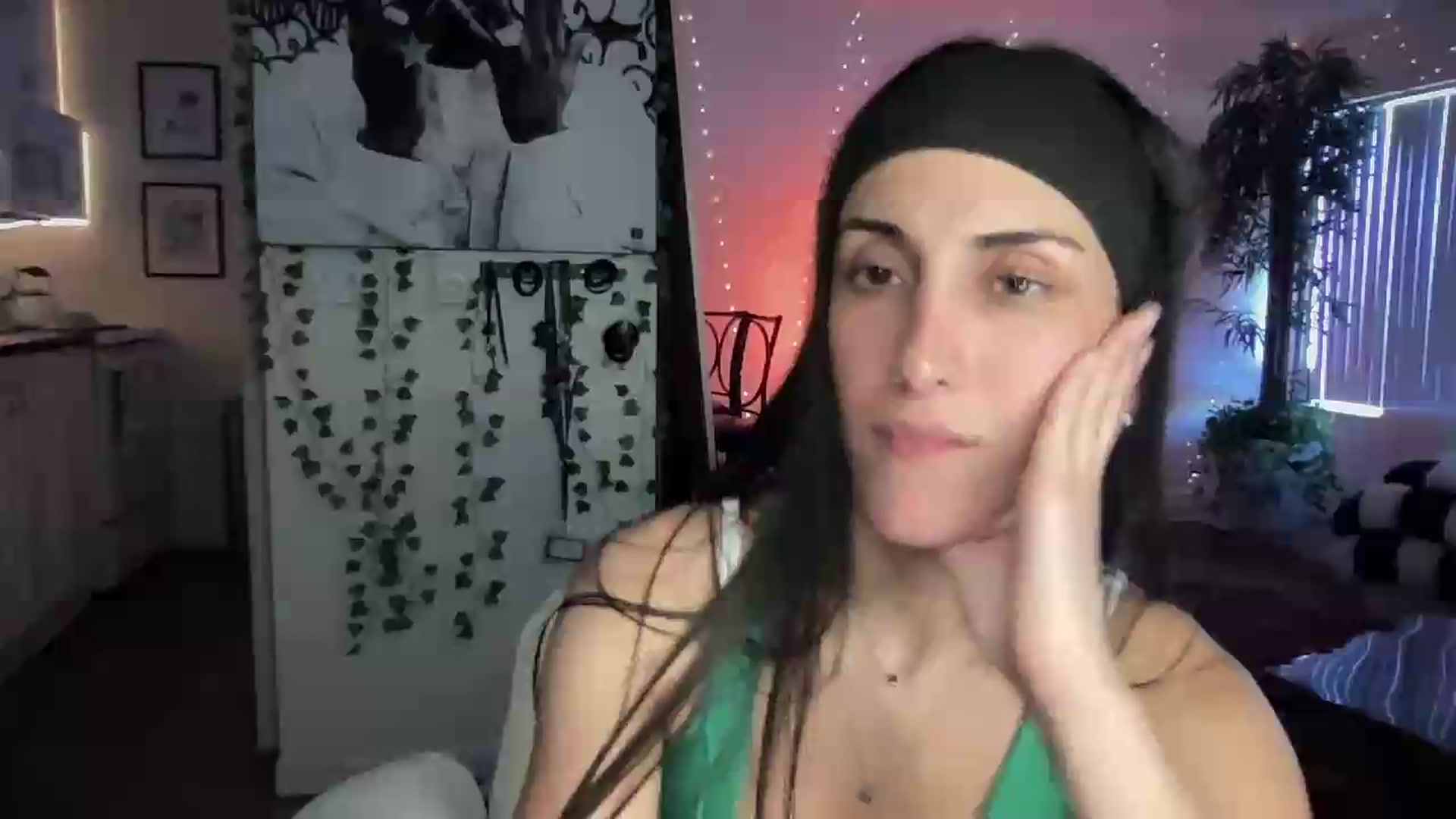 Gallery image thumbnail from LittlePersian's myfreecams stream on, 08/09/2026, 16:37 image 2 of 20