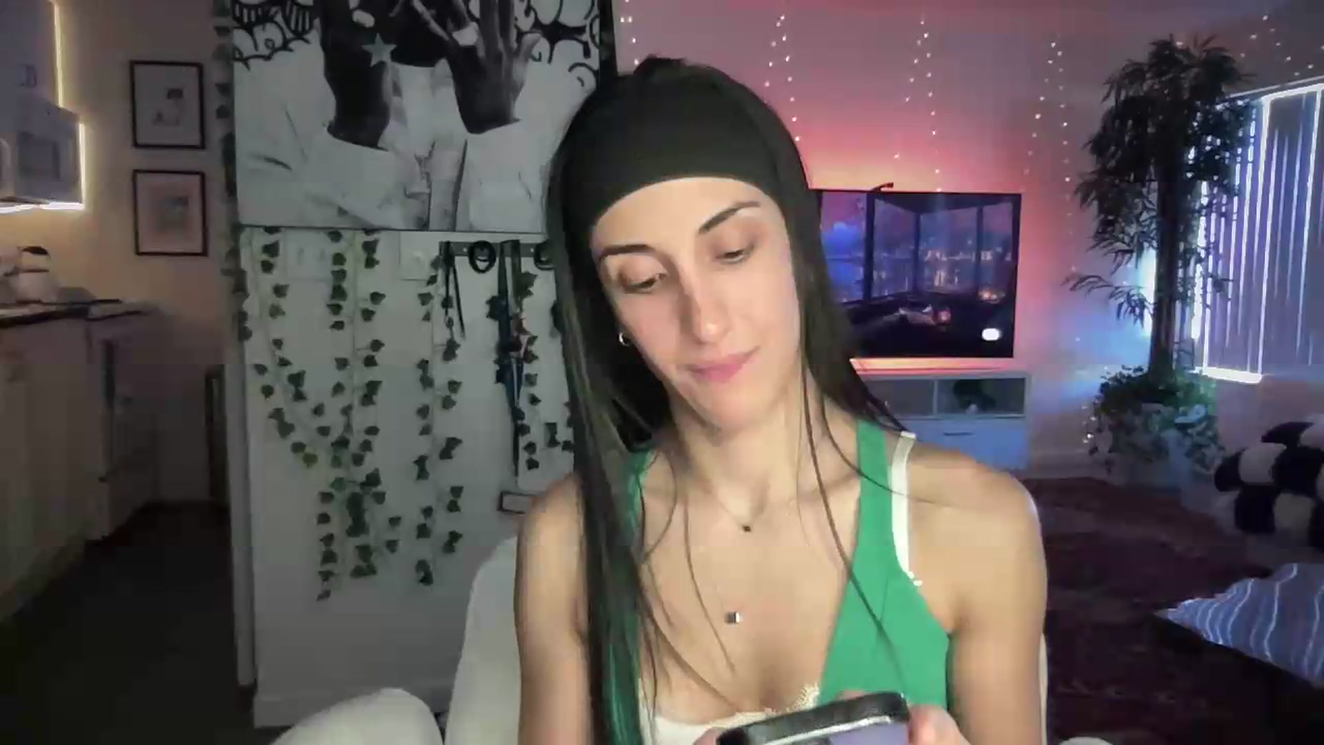 Gallery image thumbnail from LittlePersian's myfreecams stream on, 08/09/2026, 16:37 image 5 of 20