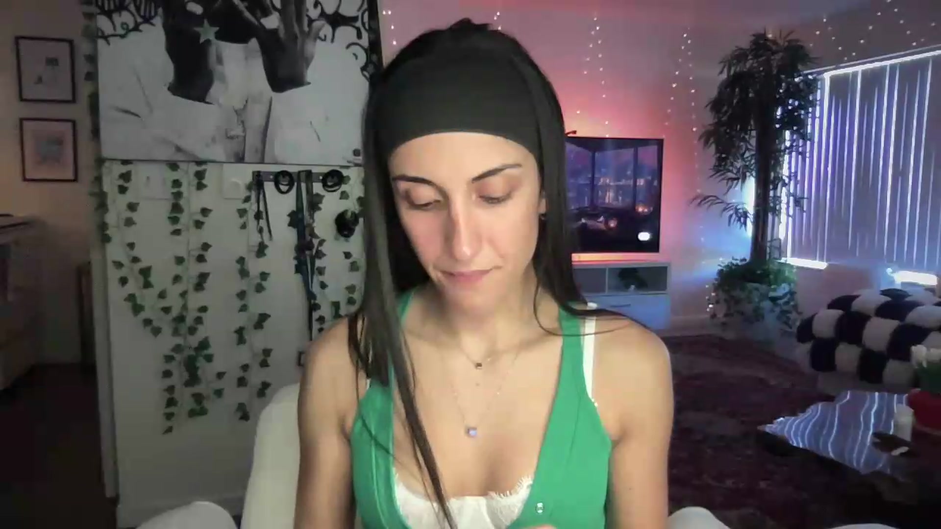 Gallery image thumbnail from LittlePersian's myfreecams stream on, 08/09/2026, 16:37 image 18 of 20