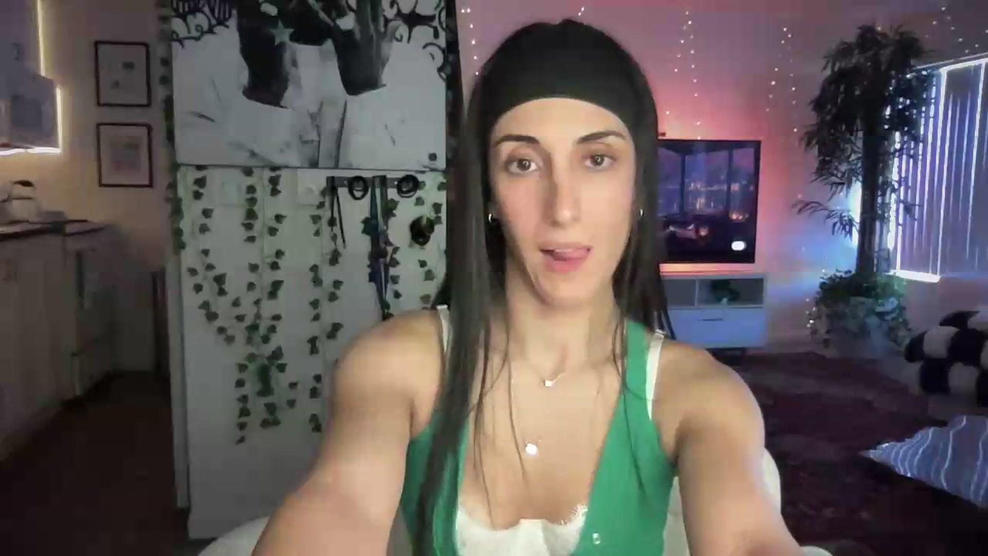Gallery image thumbnail from LittlePersian's myfreecams stream on, 08/09/2026, 16:37 image 6 of 20