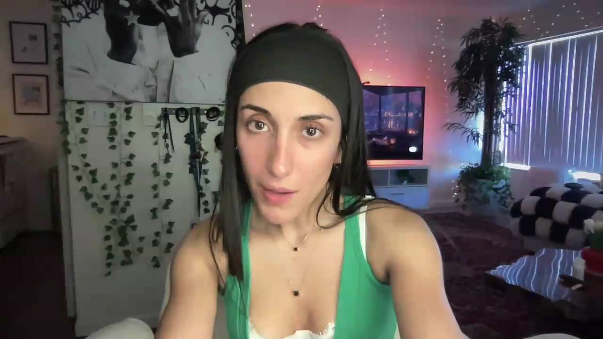 Gallery image thumbnail from LittlePersian's myfreecams stream on, 08/09/2026, 16:37 image 17 of 20