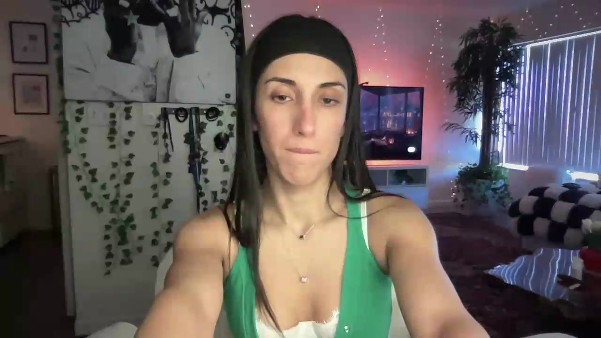 Gallery image thumbnail from LittlePersian's myfreecams stream on, 08/09/2026, 16:37 image 19 of 20