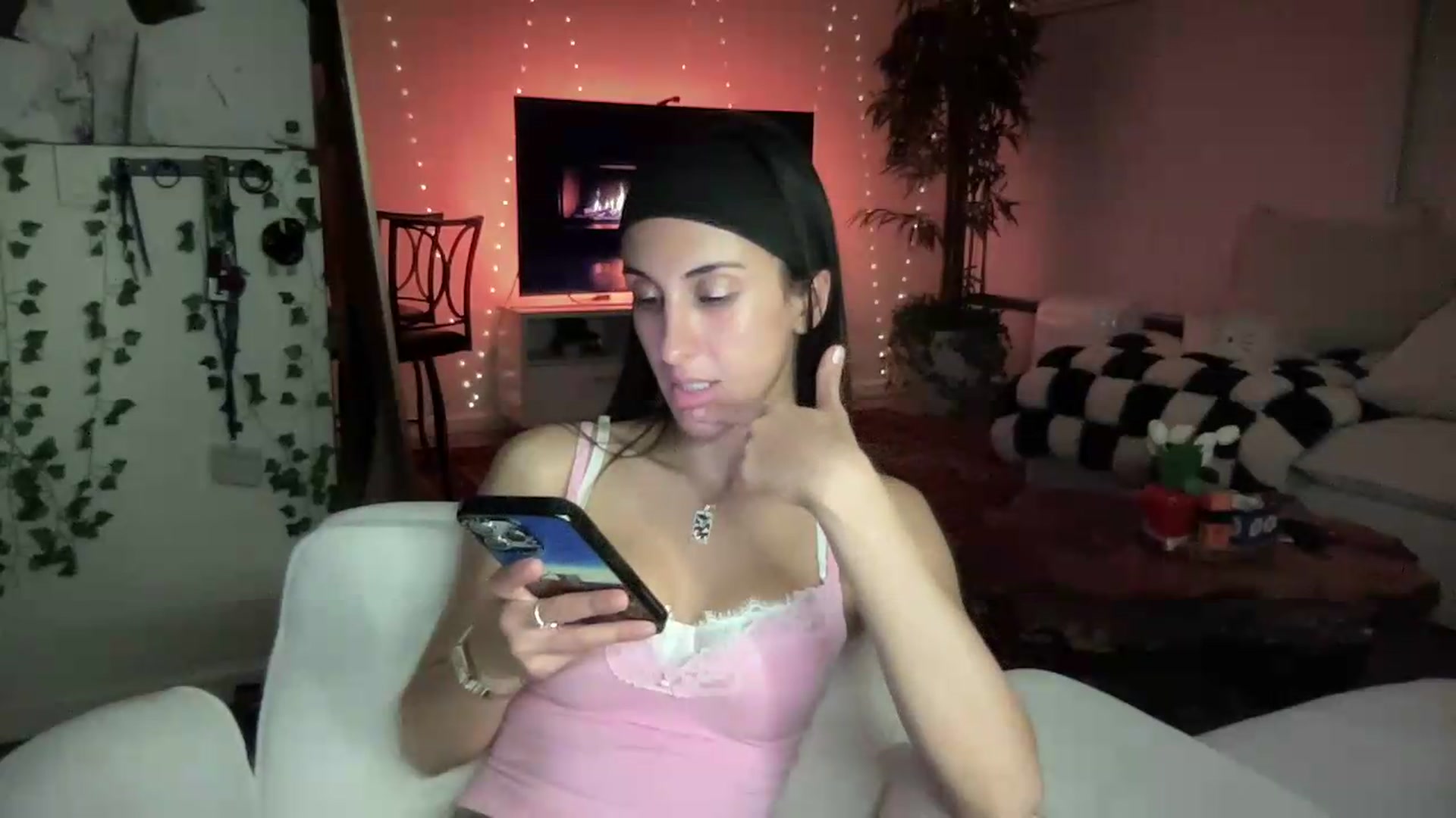 Gallery image thumbnail from LittlePersian's myfreecams stream on, 08/16/2026, 10:03 image 13 of 20