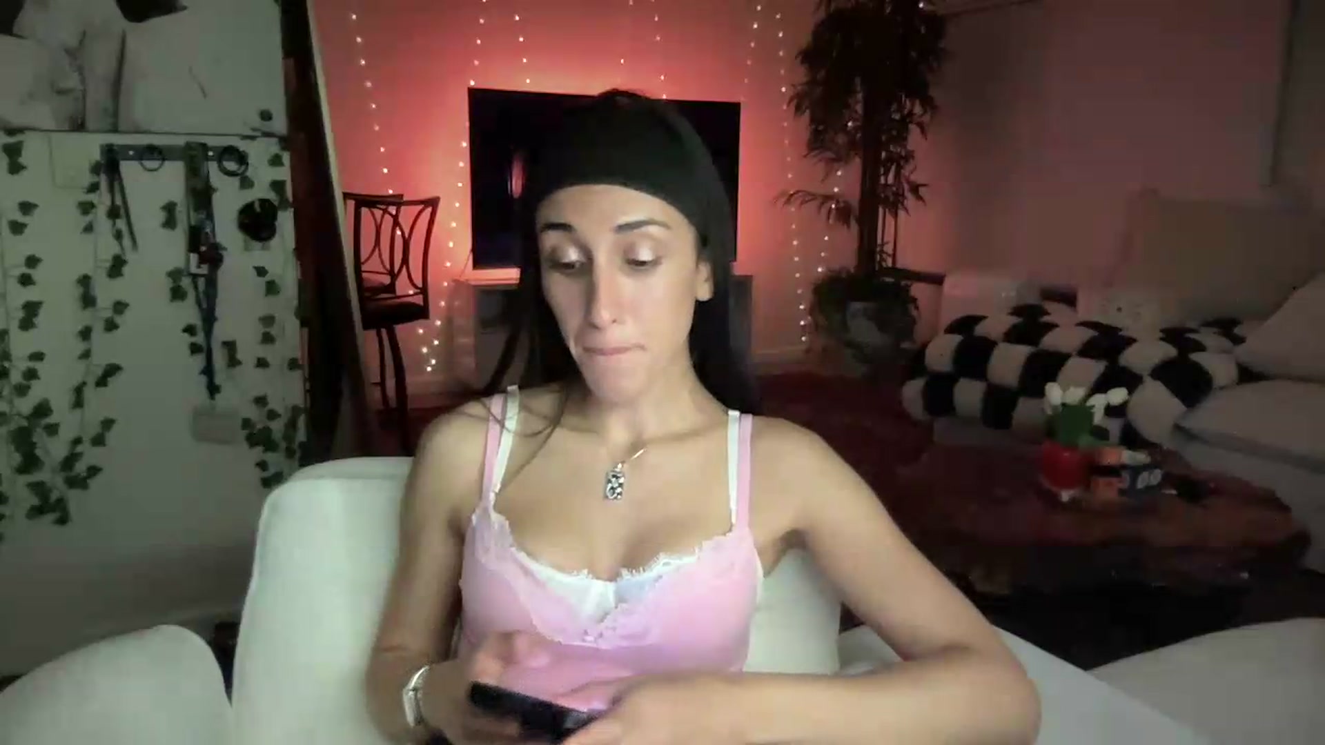 Gallery image thumbnail from LittlePersian's myfreecams stream on, 08/16/2026, 10:03 image 15 of 20