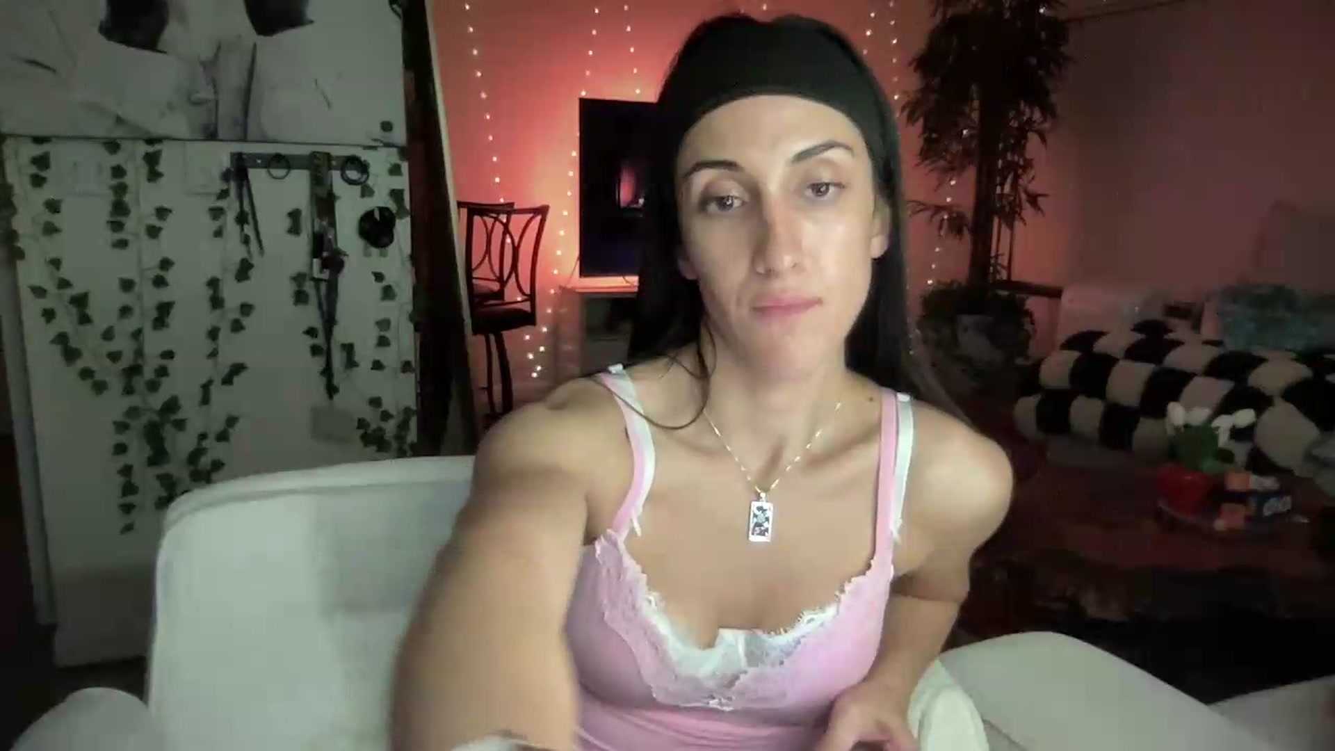 Gallery image thumbnail from LittlePersian's myfreecams stream on, 08/16/2026, 10:59 image 6 of 20