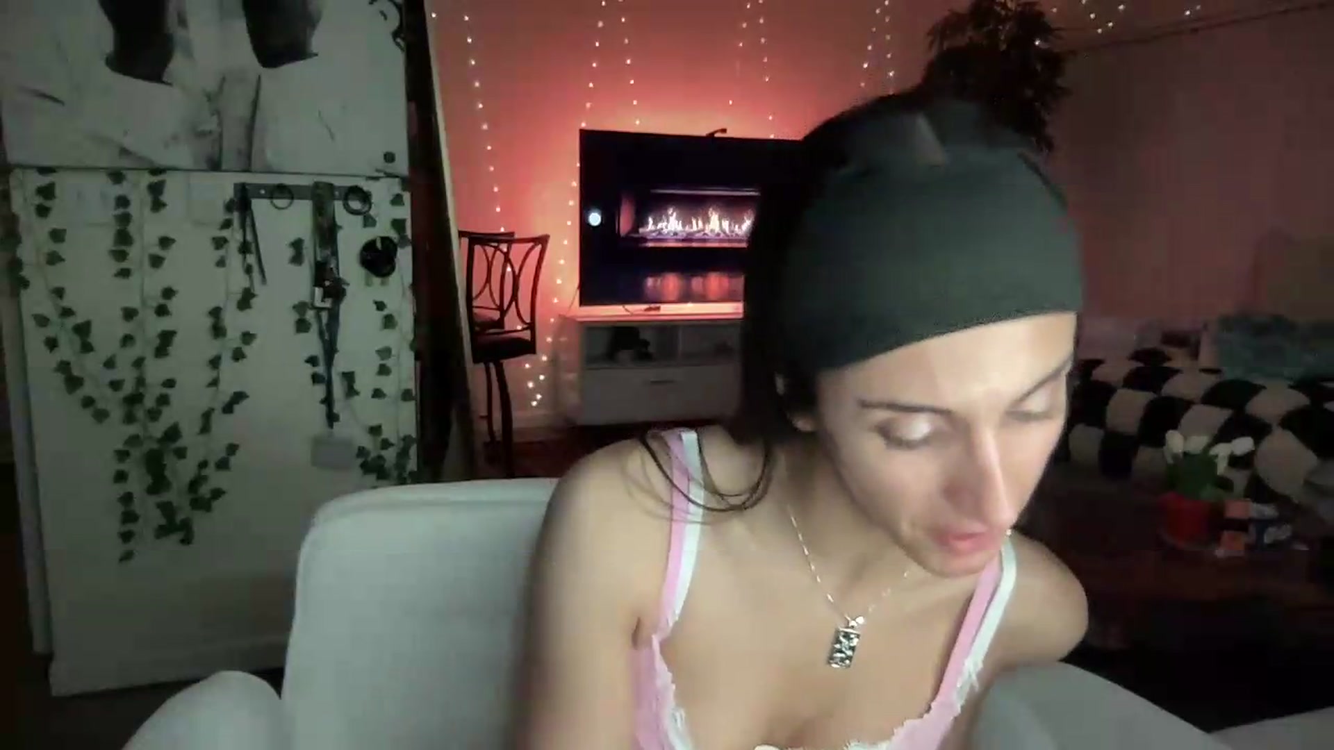 Gallery image thumbnail from LittlePersian's myfreecams stream on, 08/16/2026, 10:59 image 18 of 20