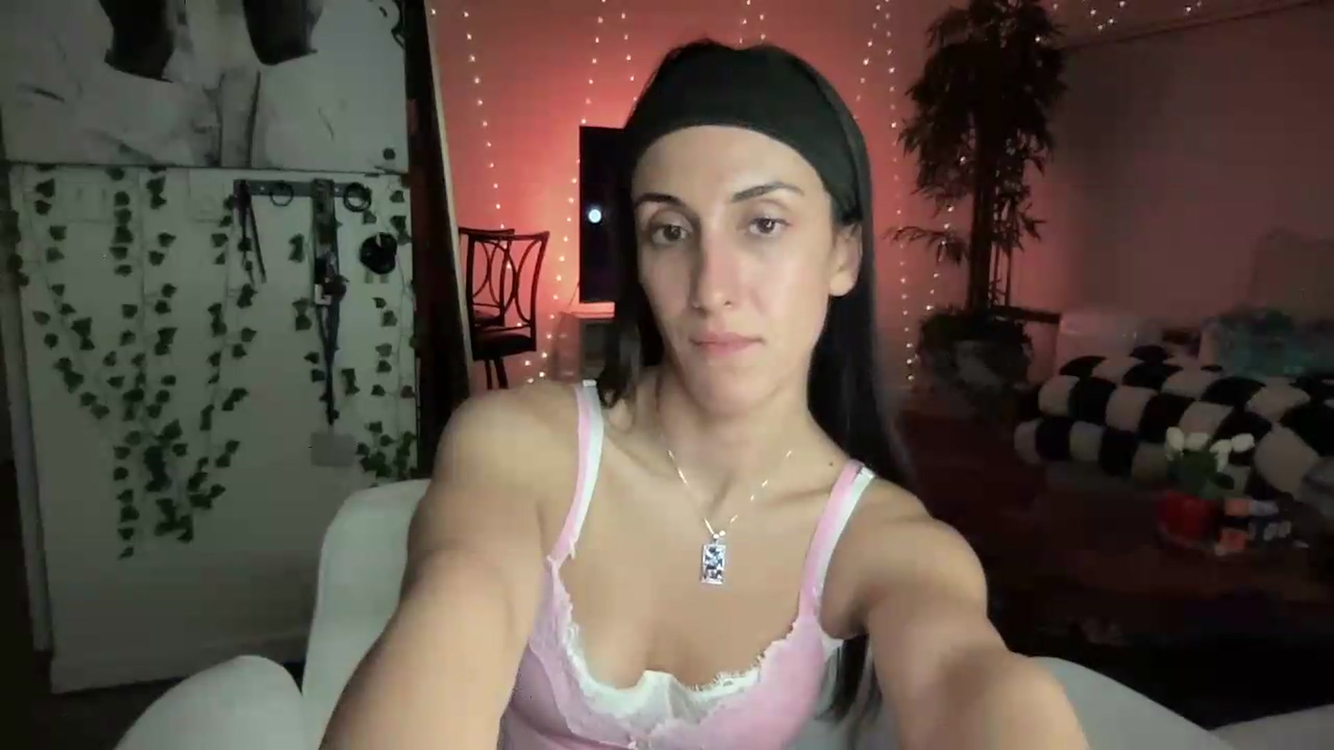 Gallery image thumbnail from LittlePersian's myfreecams stream on, 08/16/2026, 10:59 image 13 of 20