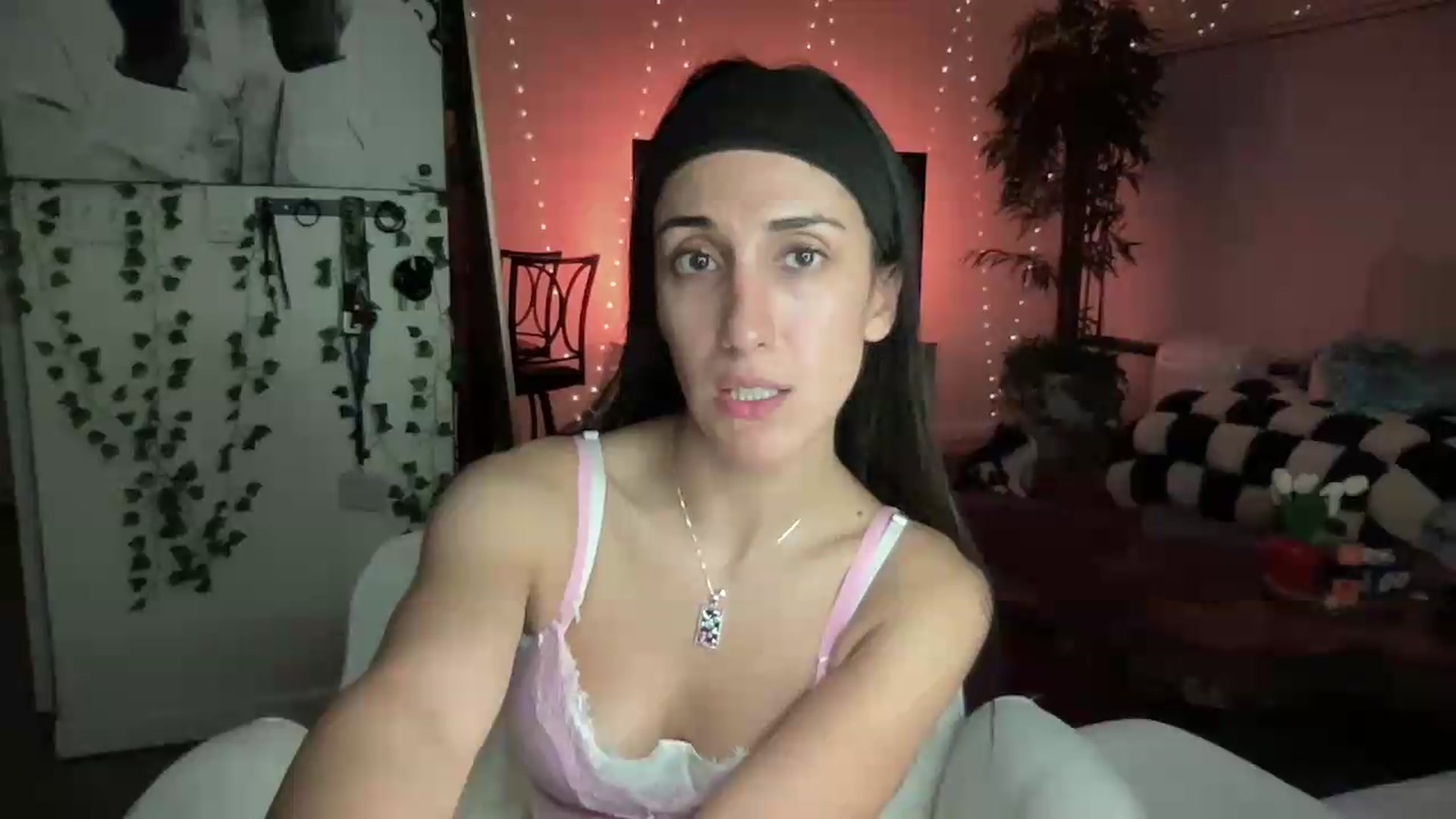 Gallery image thumbnail from LittlePersian's myfreecams stream on, 08/16/2026, 10:59 image 11 of 20