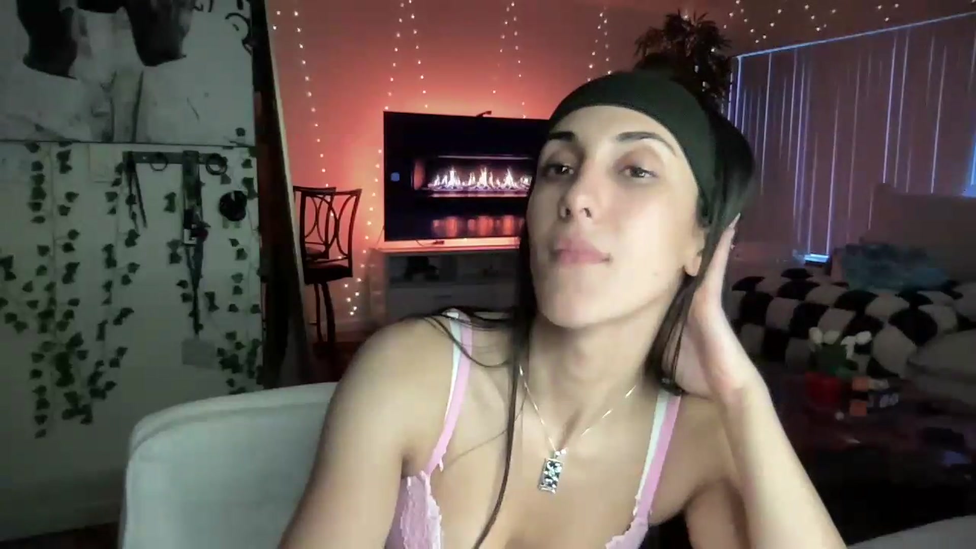 Gallery image thumbnail from LittlePersian's myfreecams stream on, 08/16/2026, 14:44 image 10 of 20