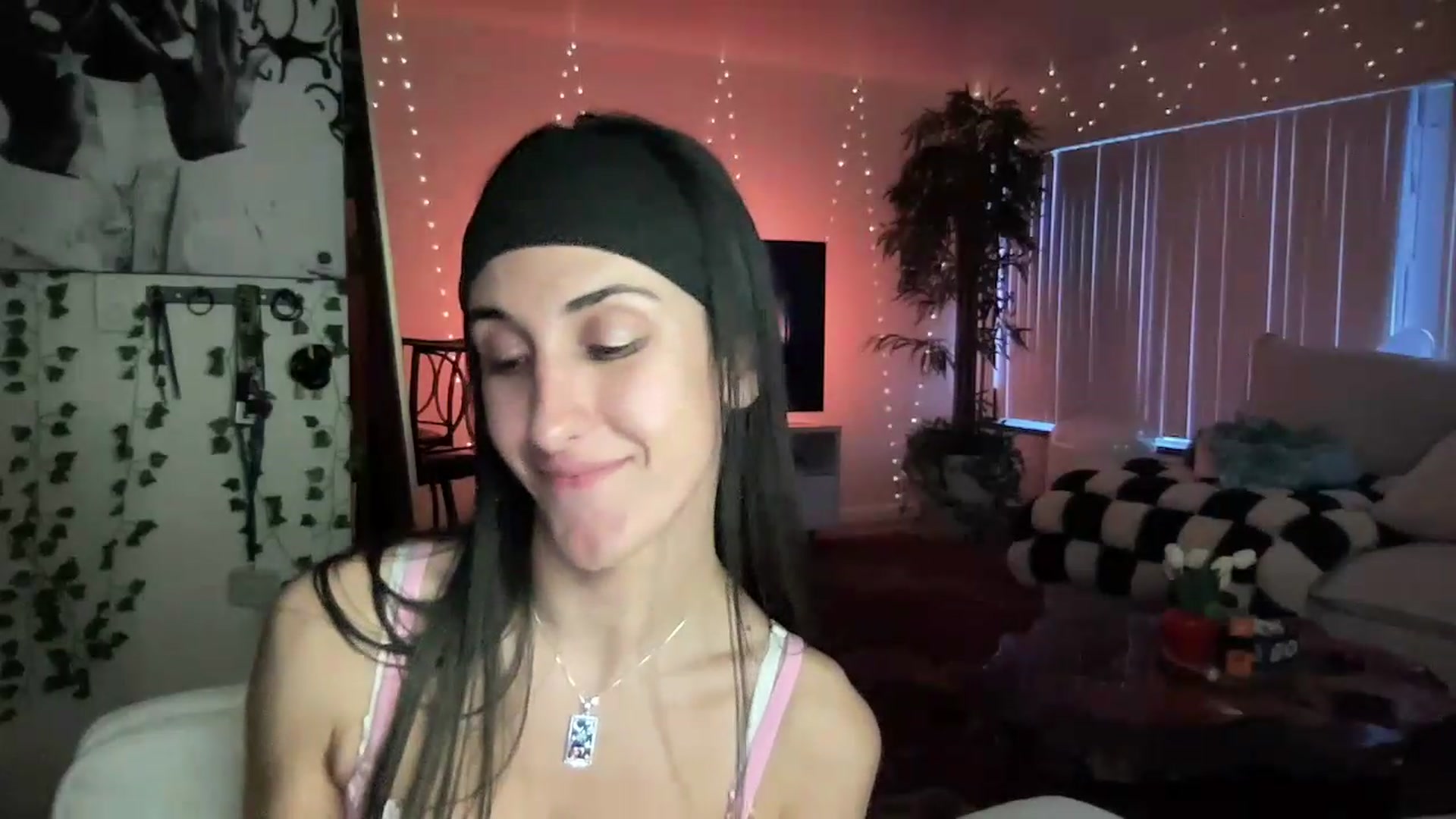 Gallery image thumbnail from LittlePersian's myfreecams stream on, 08/16/2026, 14:44 image 12 of 20