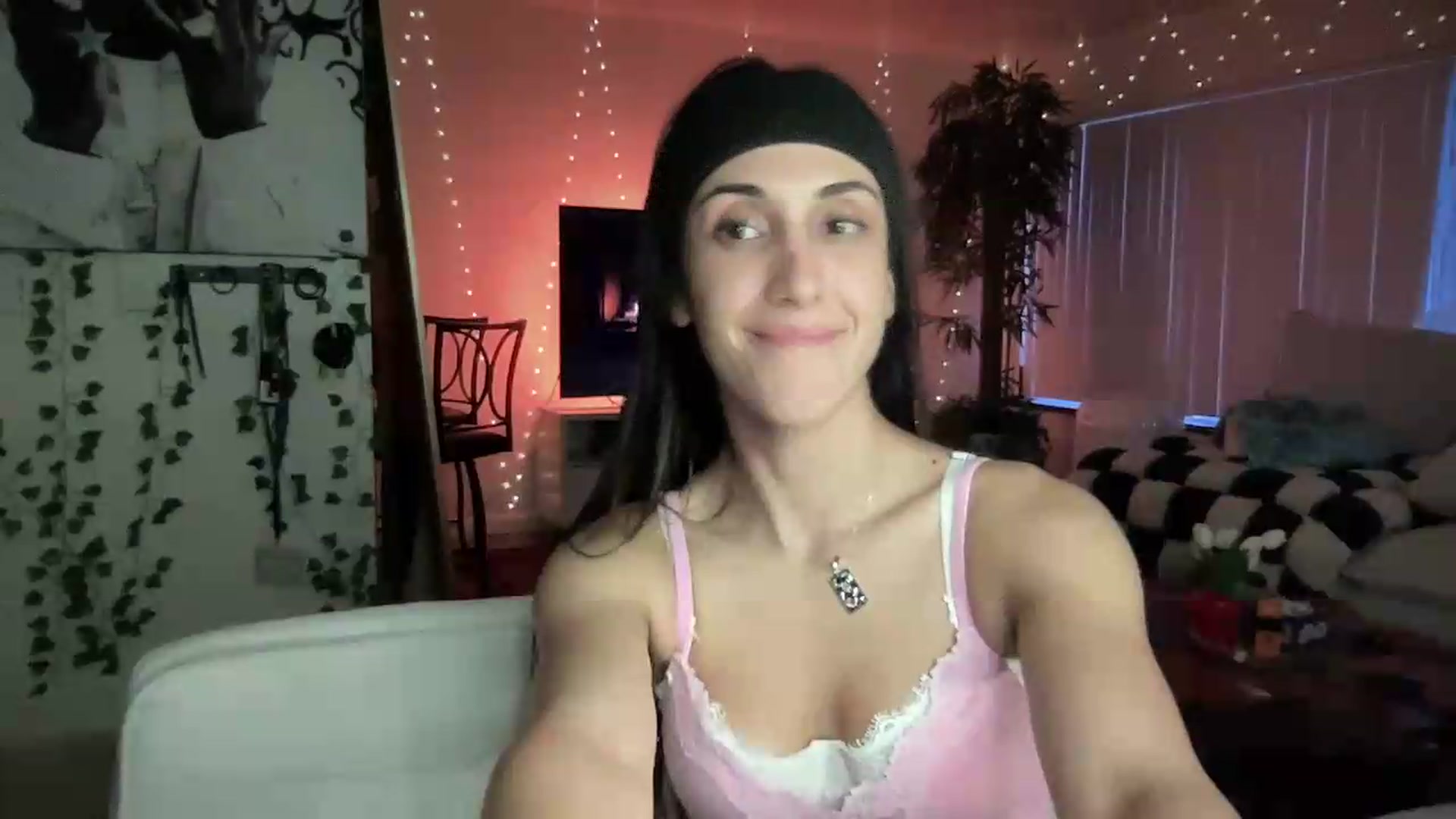 Gallery image thumbnail from LittlePersian's myfreecams stream on, 08/16/2026, 14:44 image 5 of 20