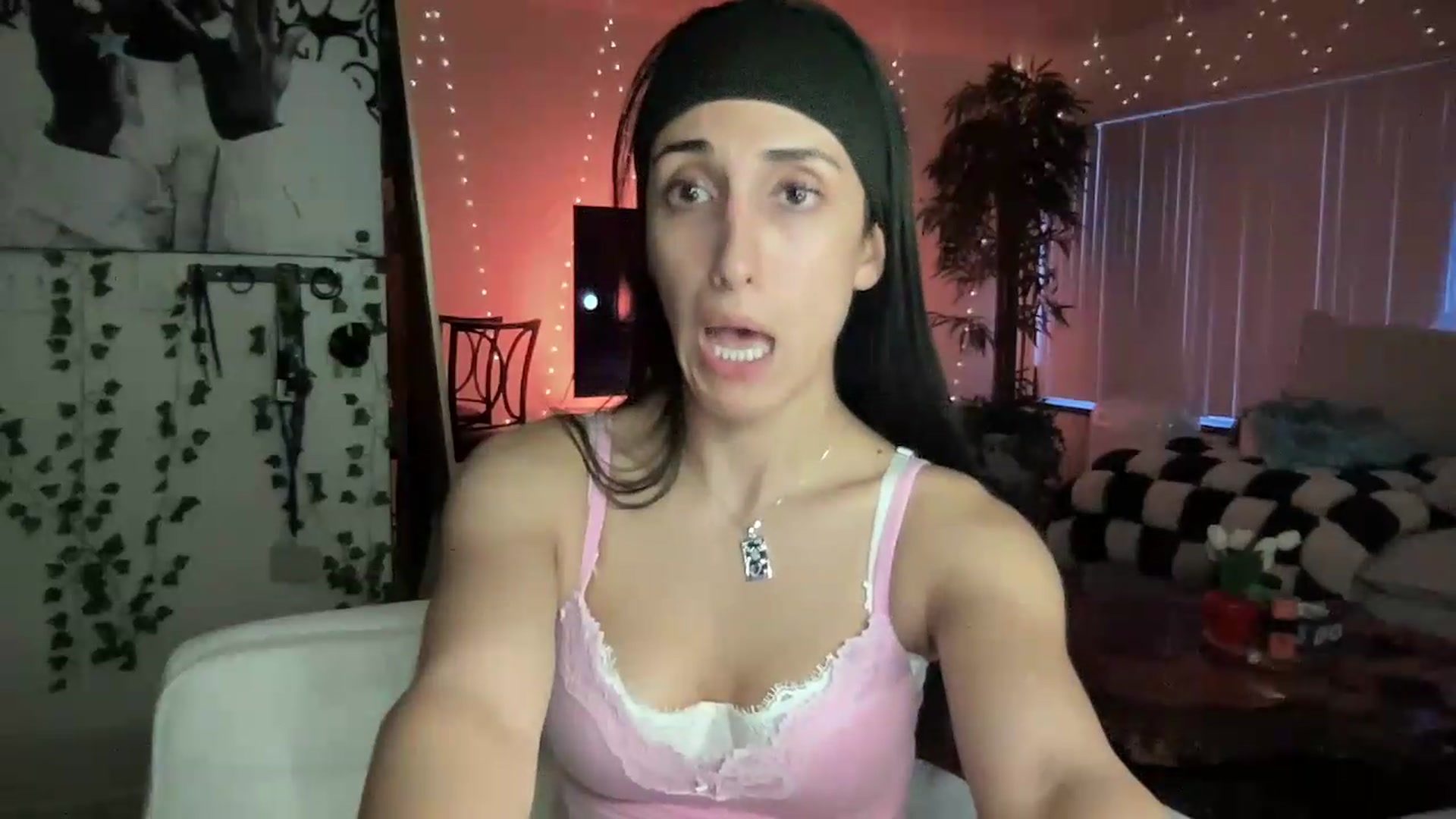 Gallery image thumbnail from LittlePersian's myfreecams stream on, 08/16/2026, 14:44 image 6 of 20