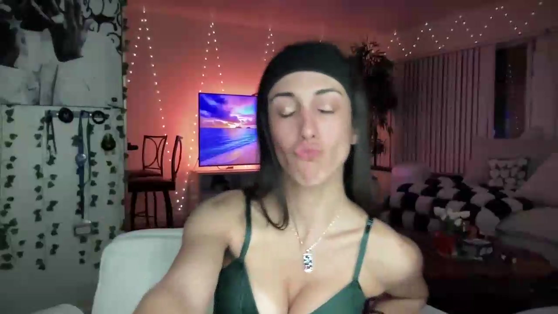 Gallery image thumbnail from LittlePersian's myfreecams stream on, 08/23/2026, 10:02 image 12 of 20