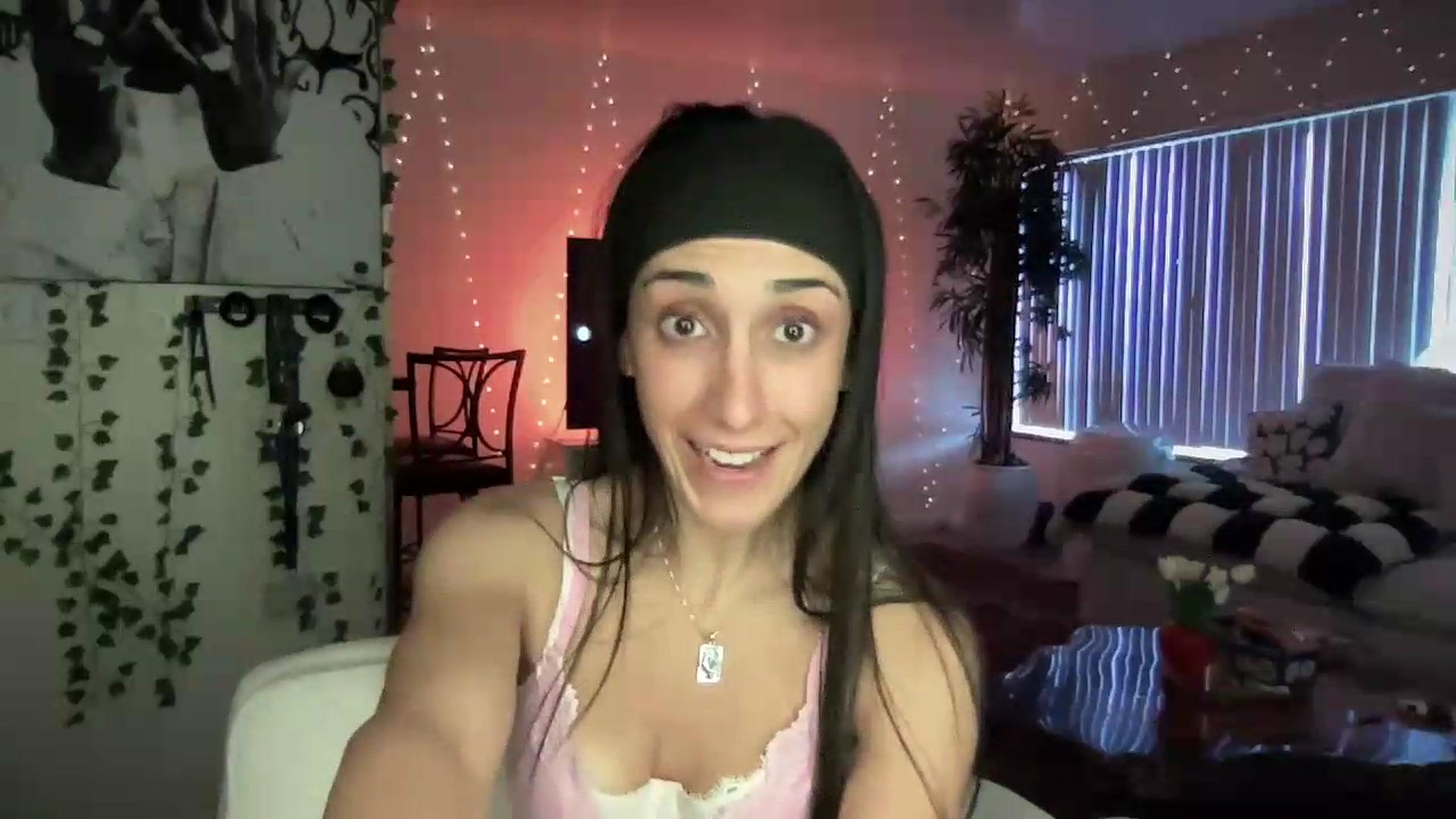 Gallery image thumbnail from LittlePersian's myfreecams stream on, 08/30/2026, 14:33 image 9 of 20