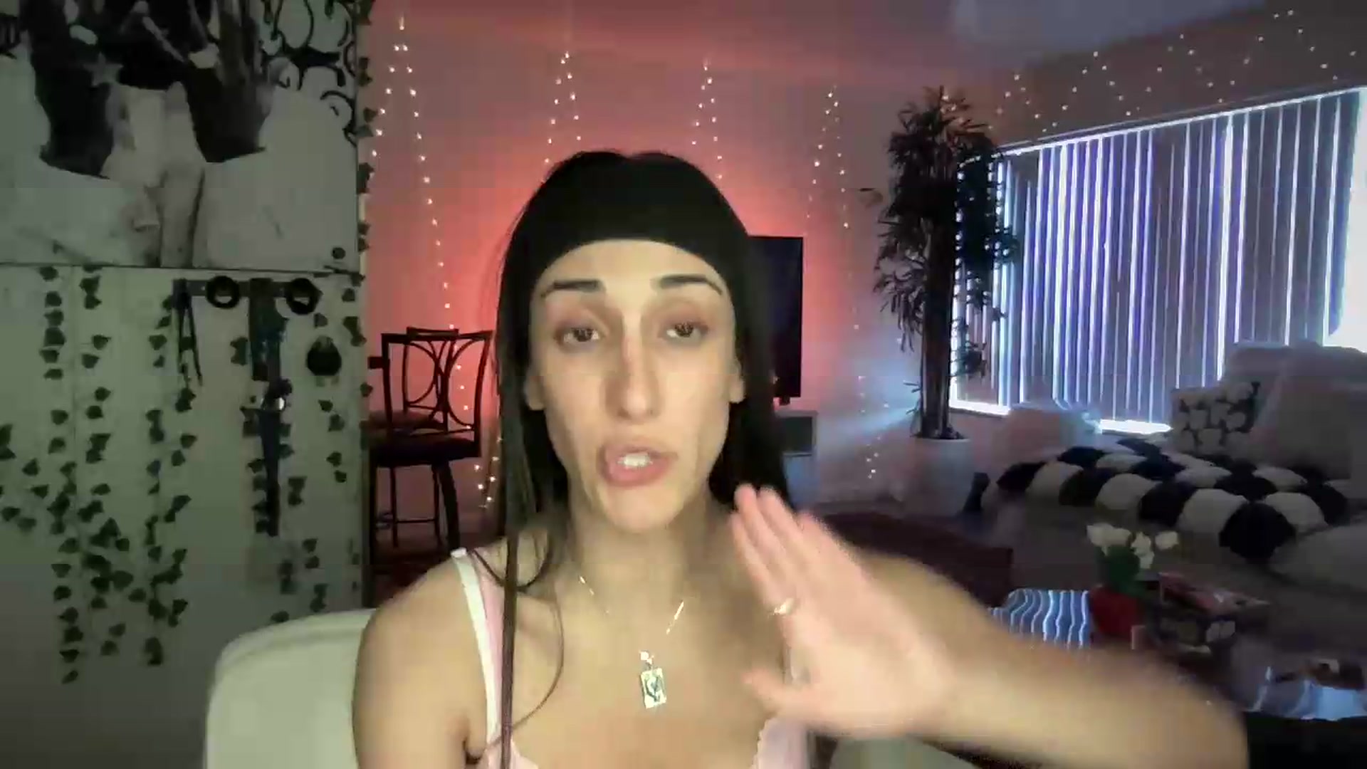 Gallery image thumbnail from LittlePersian's myfreecams stream on, 08/30/2026, 14:33 image 15 of 20