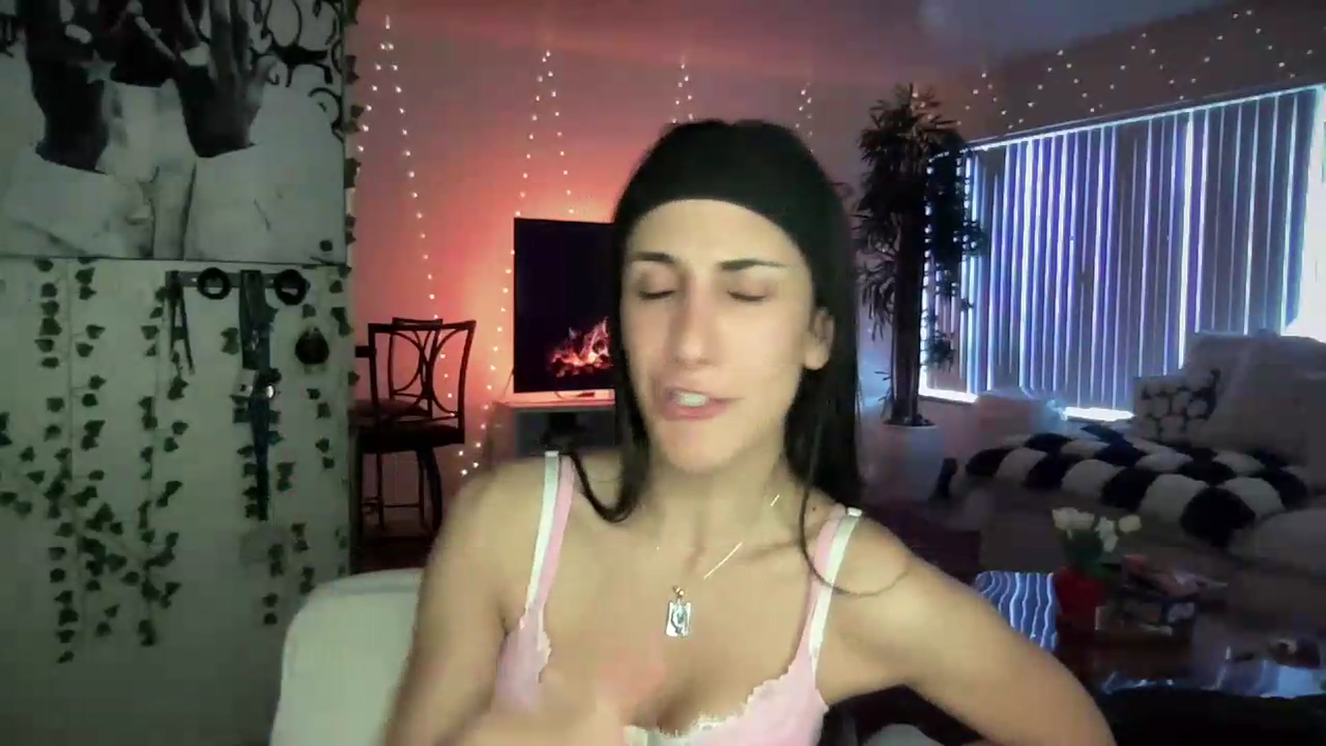 Gallery image thumbnail from LittlePersian's myfreecams stream on, 08/30/2026, 14:33 image 13 of 20