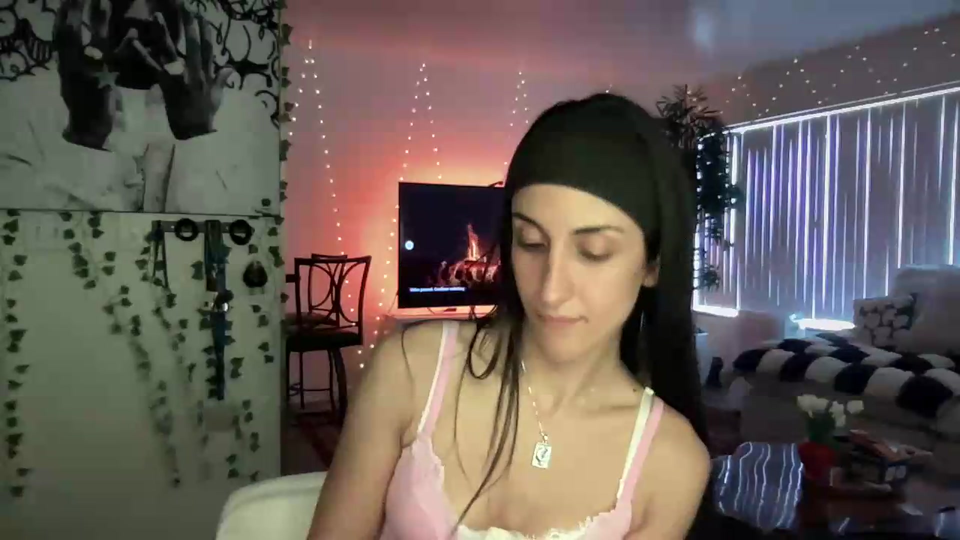 Gallery image thumbnail from LittlePersian's myfreecams stream on, 08/30/2026, 16:21 image 16 of 20