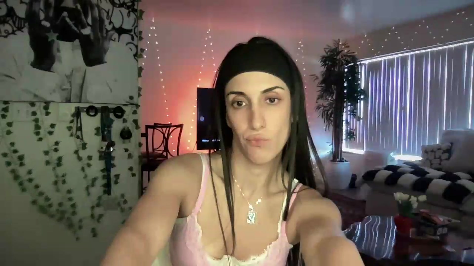 Gallery image thumbnail from LittlePersian's myfreecams stream on, 08/30/2026, 16:21 image 12 of 20