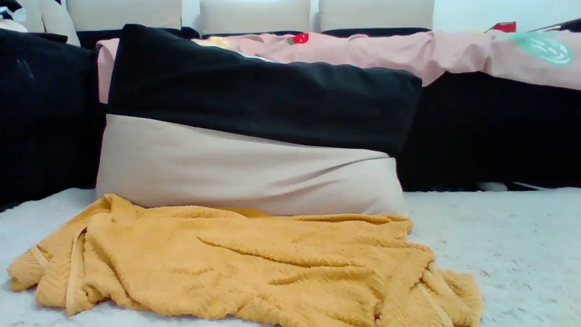 Gallery image thumbnail from LittleVirginX's myfreecams stream on, 06/12/2025, 20:52 image 18 of 20