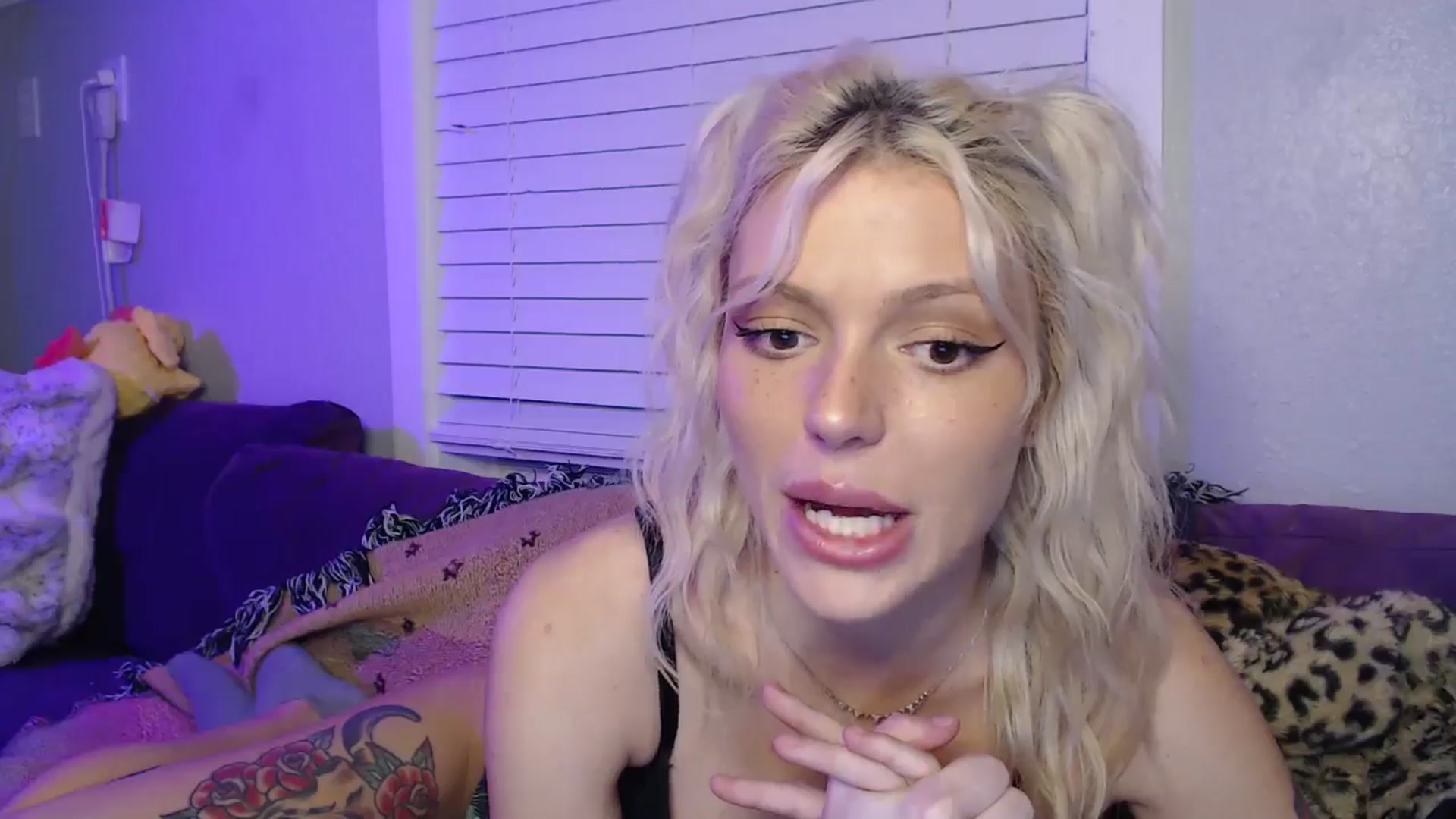 Gallery image thumbnail from LittleViv's myfreecams stream on, 12/28/2024, 23:02 image 16 of 20