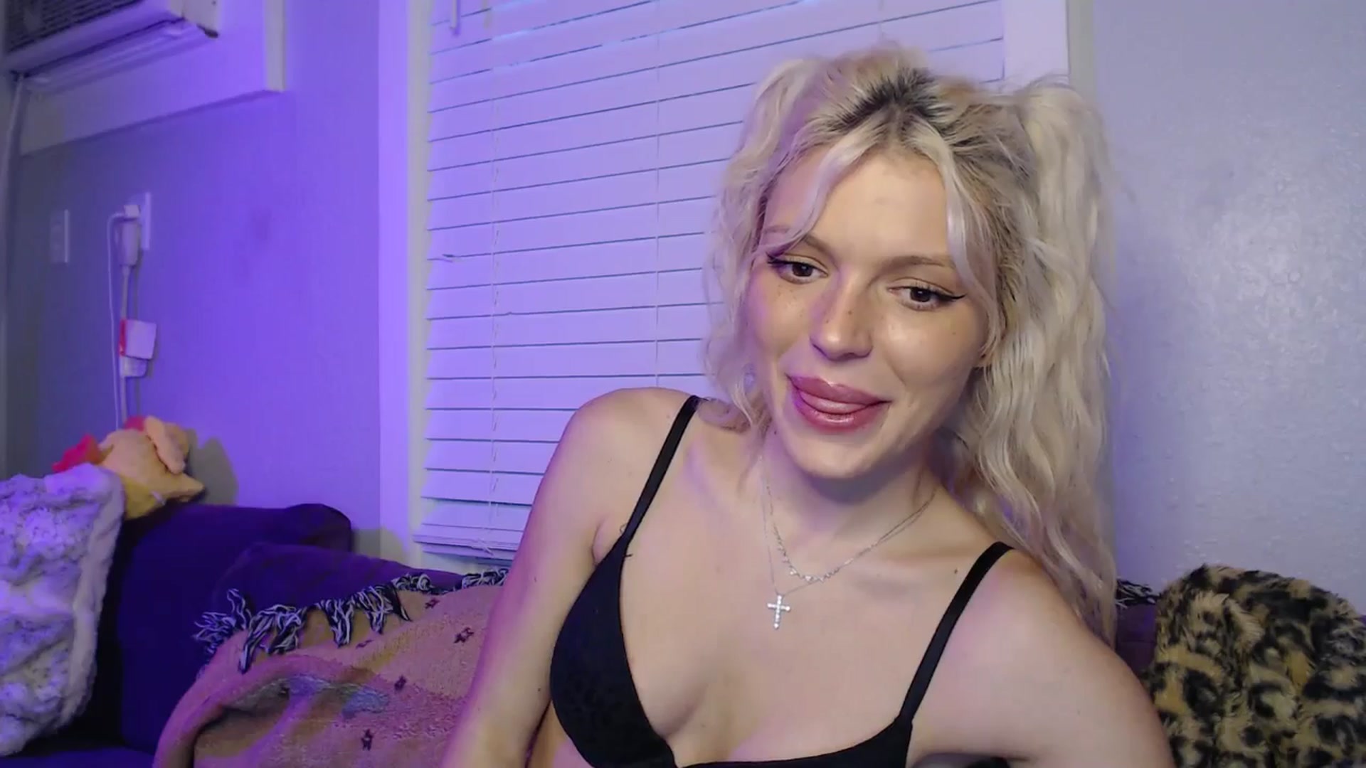 Gallery image thumbnail from LittleViv's myfreecams stream on, 12/28/2024, 23:02 image 7 of 20