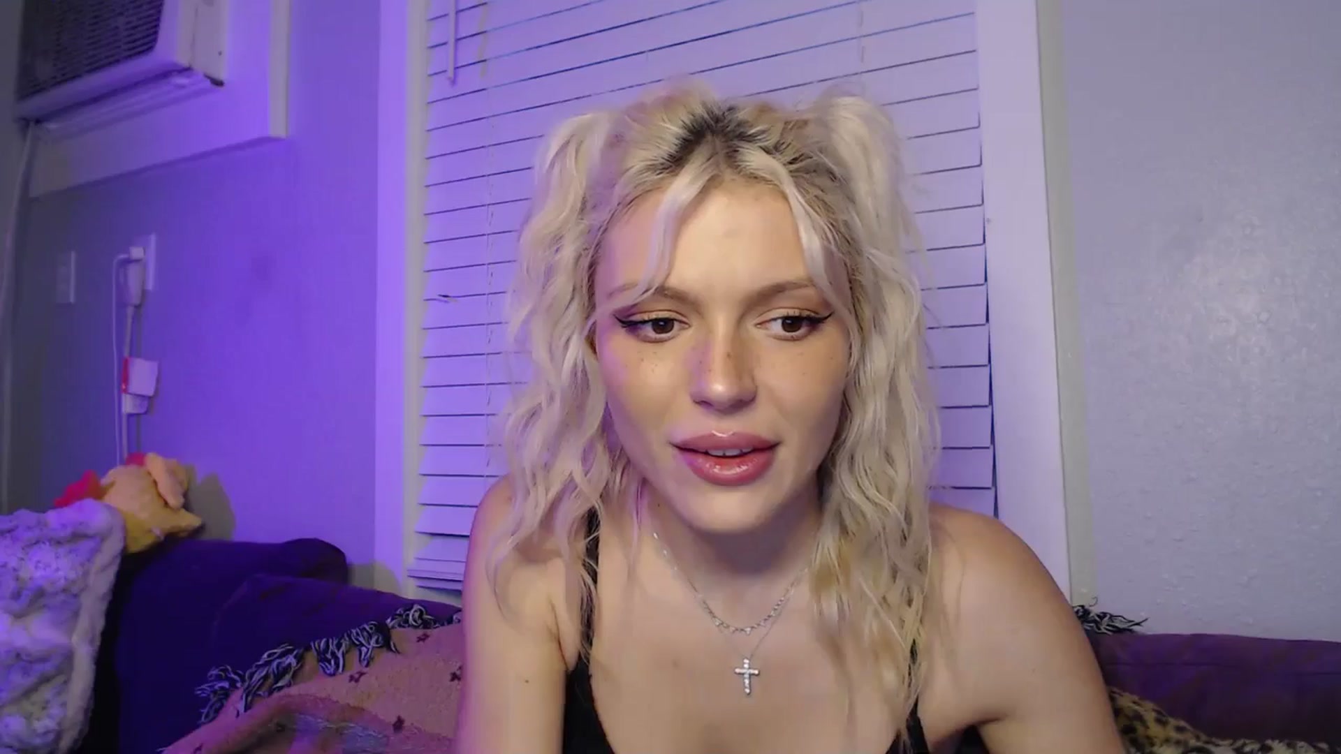 Gallery image thumbnail from LittleViv's myfreecams stream on, 12/28/2024, 23:02 image 14 of 20