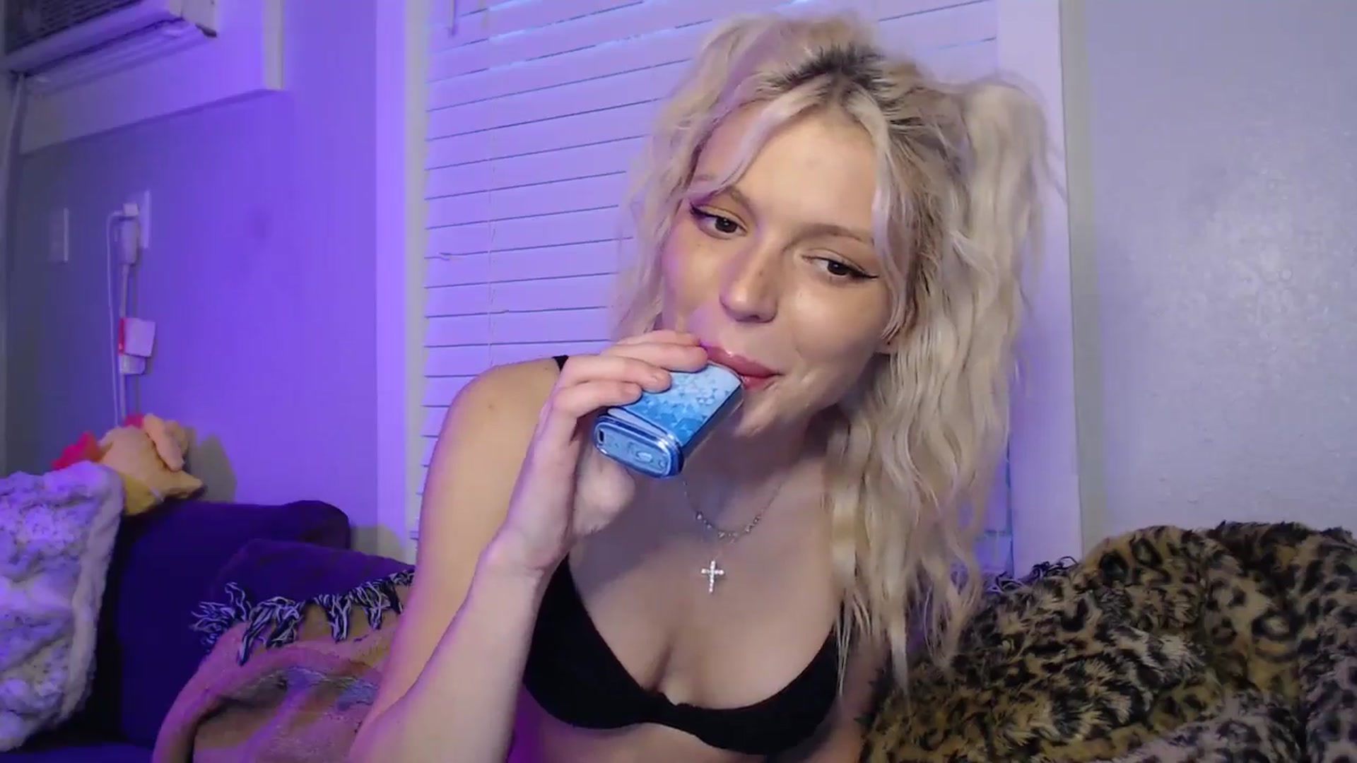 Gallery image thumbnail from LittleViv's myfreecams stream on, 12/28/2024, 23:02 image 4 of 20