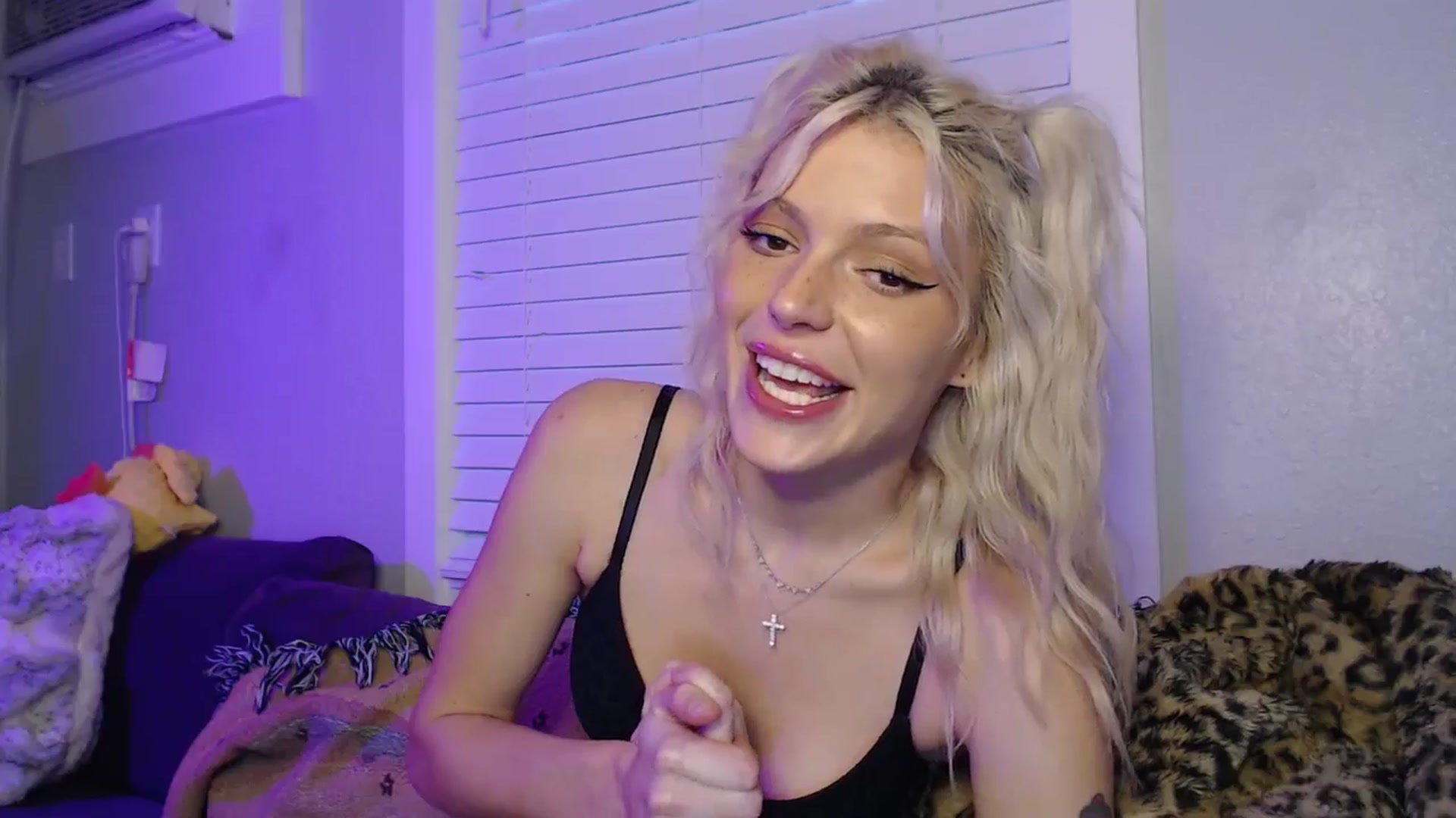 Gallery image thumbnail from LittleViv's myfreecams stream on, 12/28/2024, 23:02 image 6 of 20
