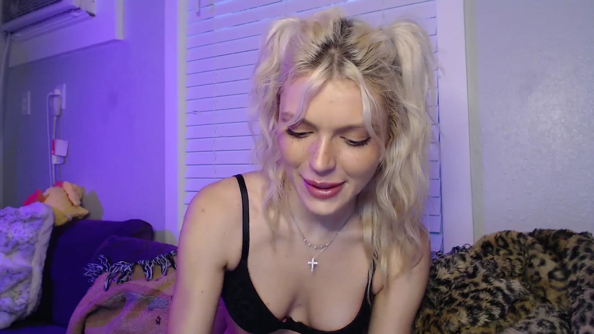 Gallery image thumbnail from LittleViv's myfreecams stream on, 12/28/2024, 23:02 image 5 of 20