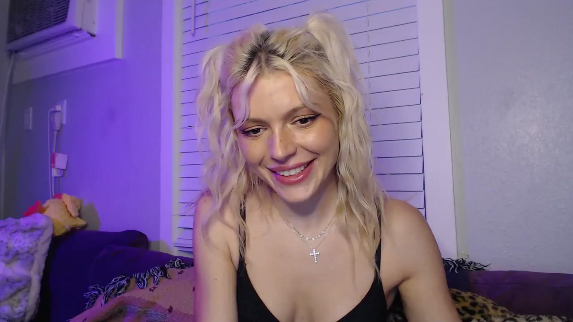 Gallery image thumbnail from LittleViv's myfreecams stream on, 12/28/2024, 23:02 image 13 of 20