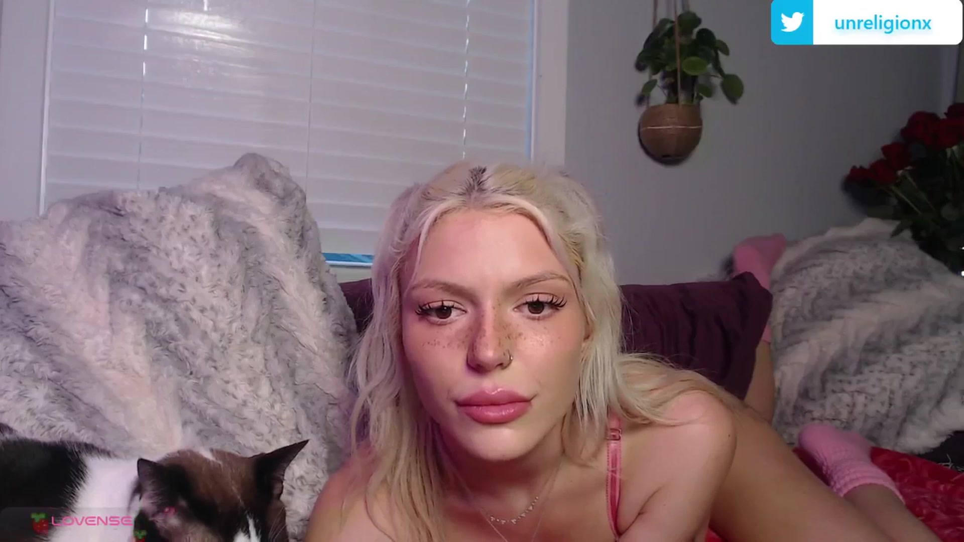 Gallery image thumbnail from LittleViv's myfreecams stream on, 02/02/2025, 23:34 image 12 of 20