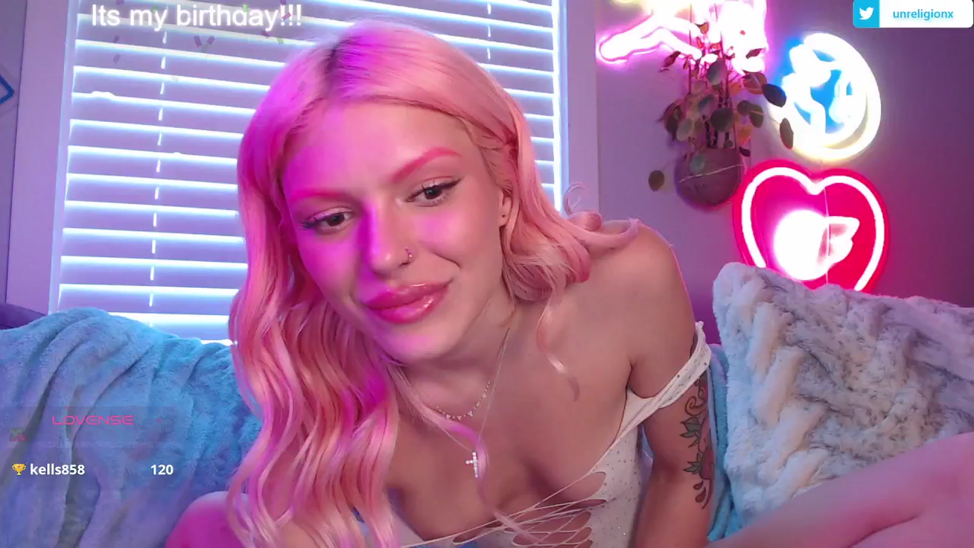 Gallery image thumbnail from LittleViv's myfreecams stream on, 03/04/2025, 18:50 image 2 of 20