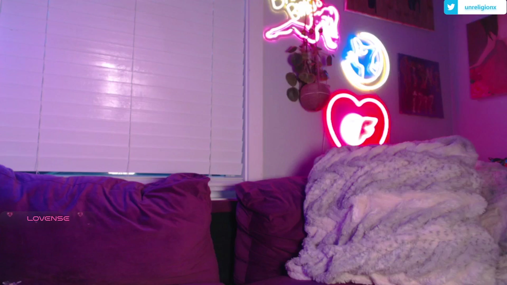 Gallery image thumbnail from LittleViv's myfreecams stream on, 04/09/2025, 11:43 image 9 of 20