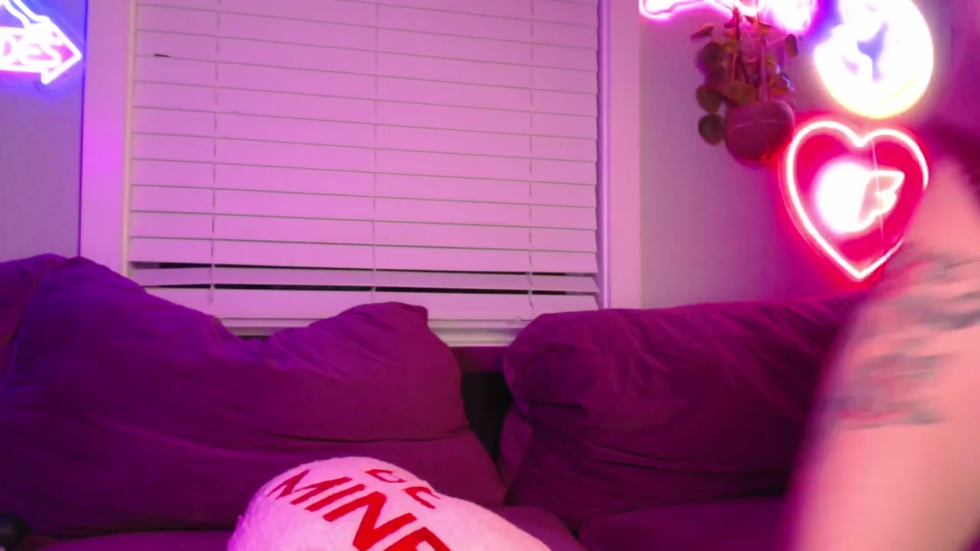 Gallery image thumbnail from LittleViv's myfreecams stream on, 04/18/2025, 07:03 image 17 of 20