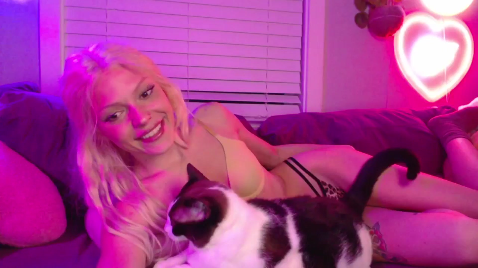 Gallery image thumbnail from LittleViv's myfreecams stream on, 04/18/2025, 07:03 image 1 of 20