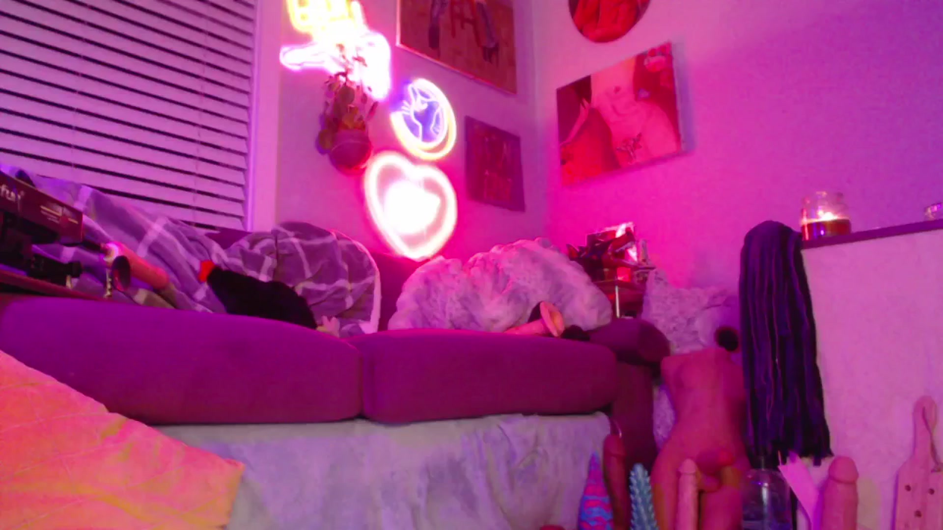 Gallery image thumbnail from LittleViv's myfreecams stream on, 04/22/2025, 03:51 image 16 of 20