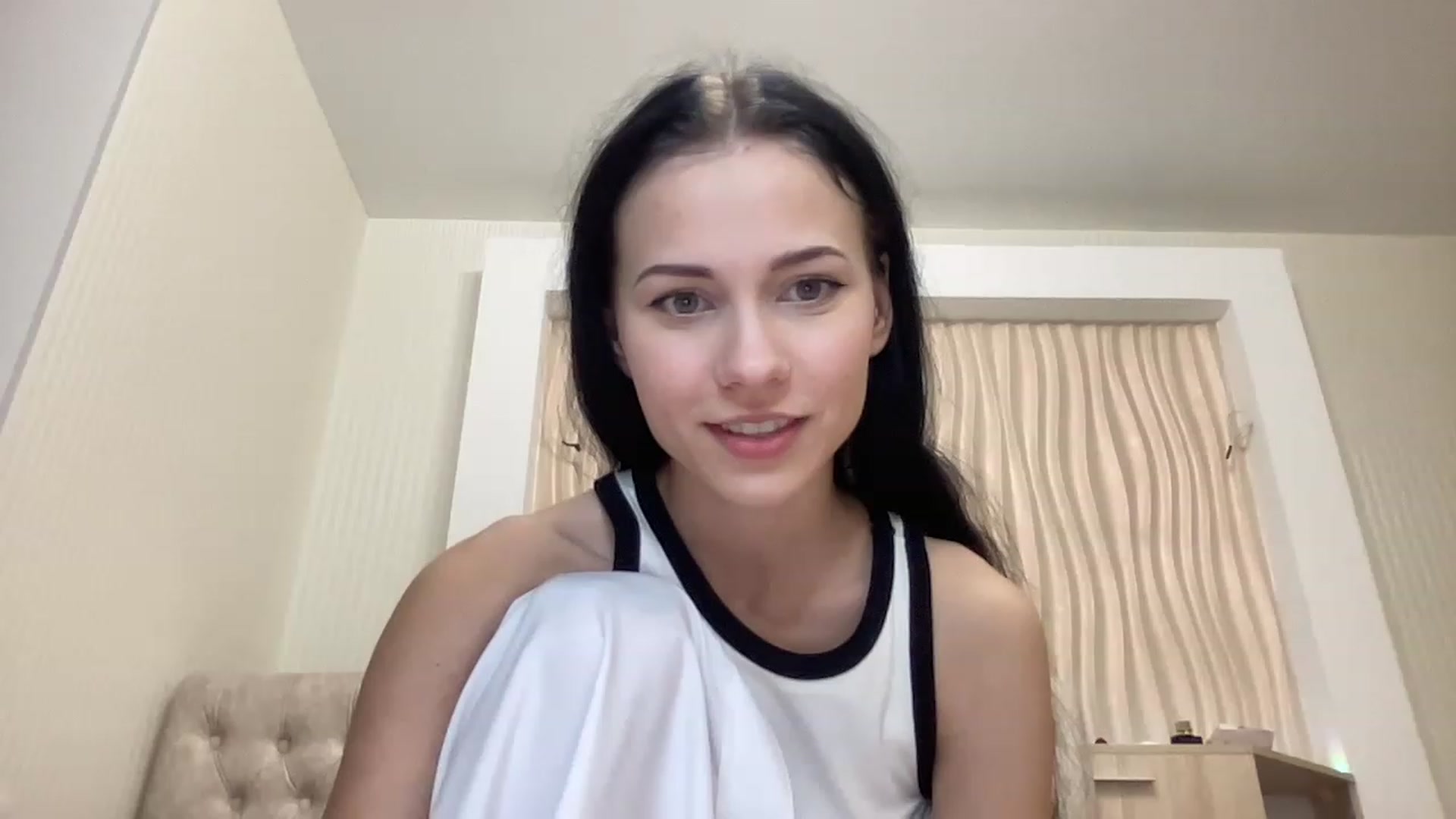 Gallery image thumbnail from Little_Emma1's myfreecams stream on, 11/21/2022, 14:19 image 12 of 20