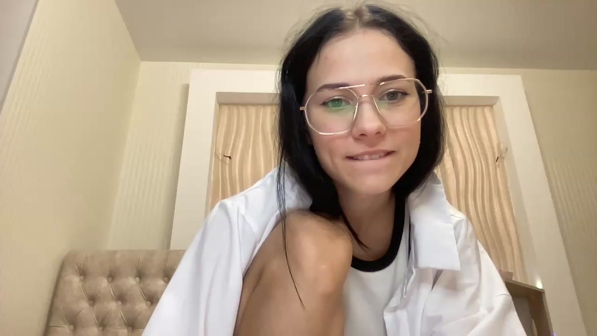 Gallery image thumbnail from Little_Emma1's myfreecams stream on, 11/21/2022, 14:48 image 12 of 20