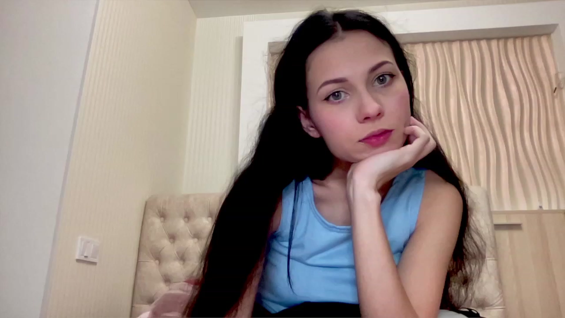 Gallery image thumbnail from Little_Emma1's myfreecams stream on, 12/12/2022, 08:53 image 19 of 20
