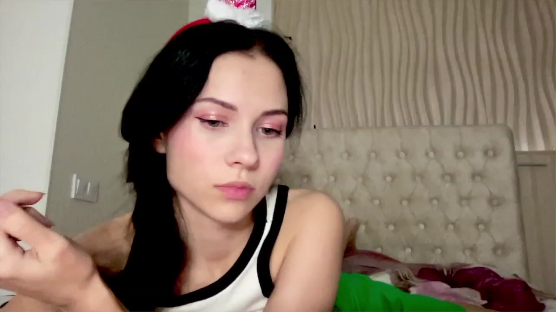 Gallery image thumbnail from Little_Emma1's myfreecams stream on, 12/20/2022, 13:16 image 19 of 20