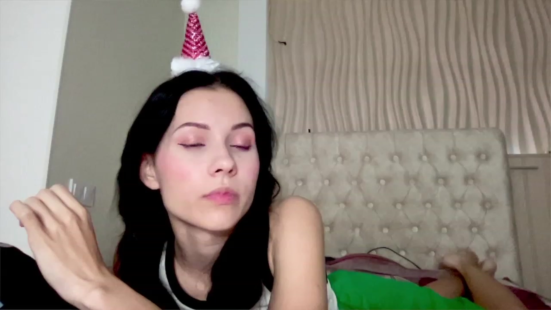 Gallery image thumbnail from Little_Emma1's myfreecams stream on, 12/20/2022, 13:16 image 7 of 20