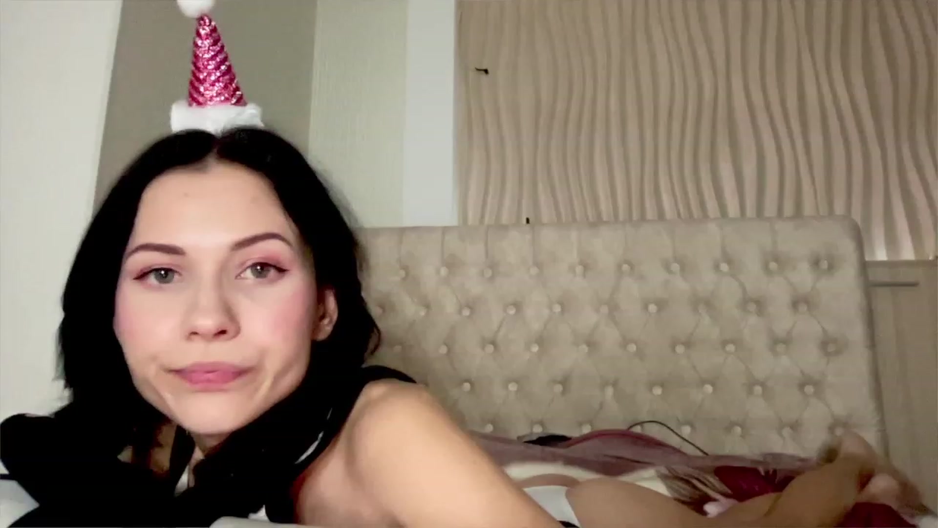 Gallery image thumbnail from Little_Emma1's myfreecams stream on, 12/20/2022, 13:16 image 13 of 20