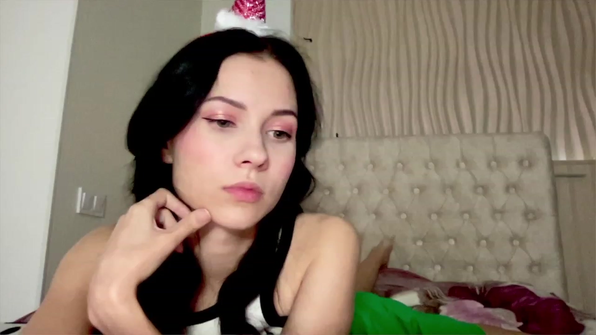 Gallery image thumbnail from Little_Emma1's myfreecams stream on, 12/20/2022, 13:16 image 20 of 20