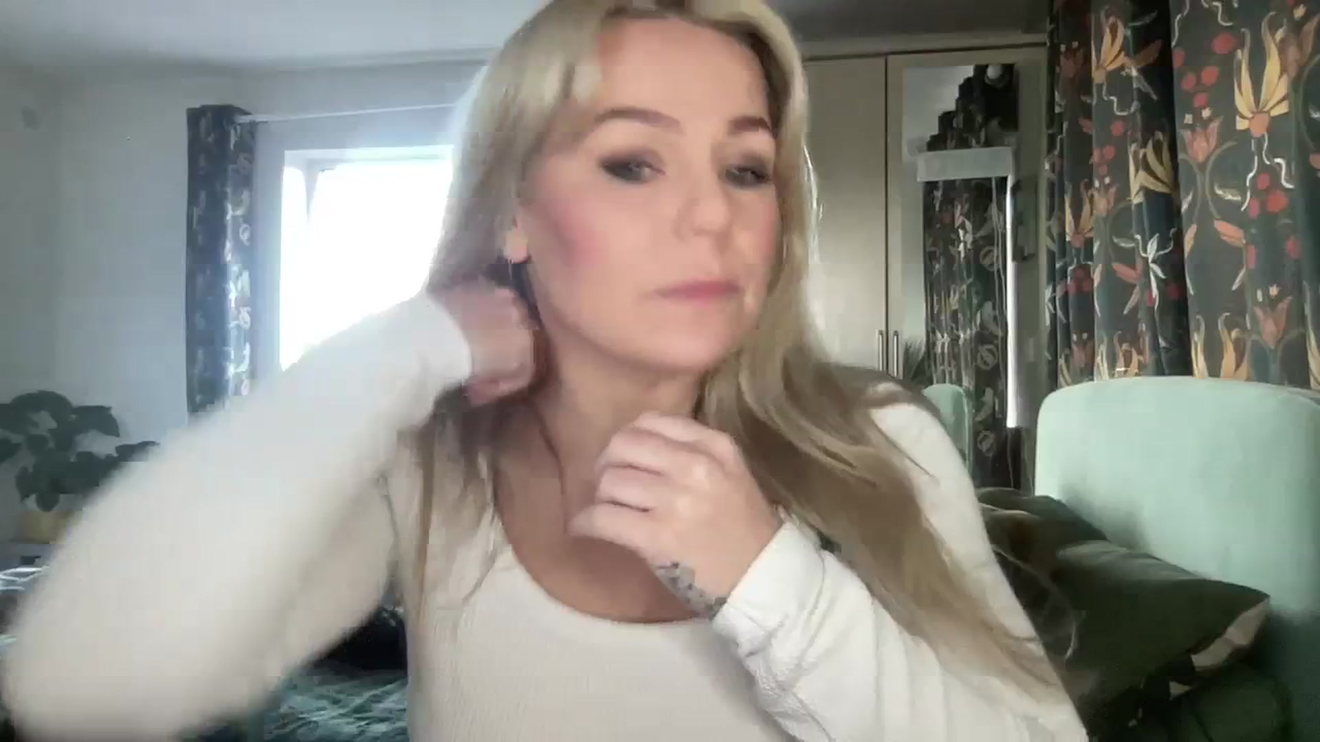 Gallery image thumbnail from Little_L's myfreecams stream on, 03/03/2024, 16:35 image 19 of 20