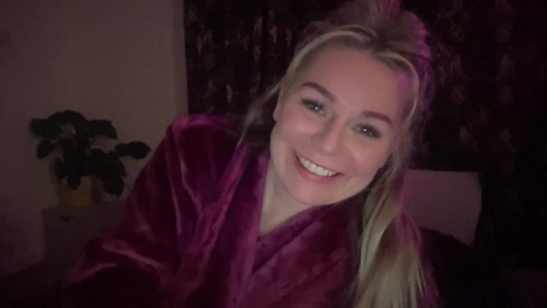 Gallery image thumbnail from Little_L's myfreecams stream on, 03/09/2024, 24:52 image 20 of 20