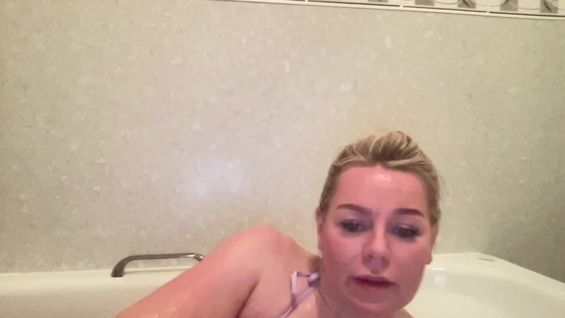 Gallery image thumbnail from Little_L's myfreecams stream on, 03/11/2024, 21:24 image 2 of 20