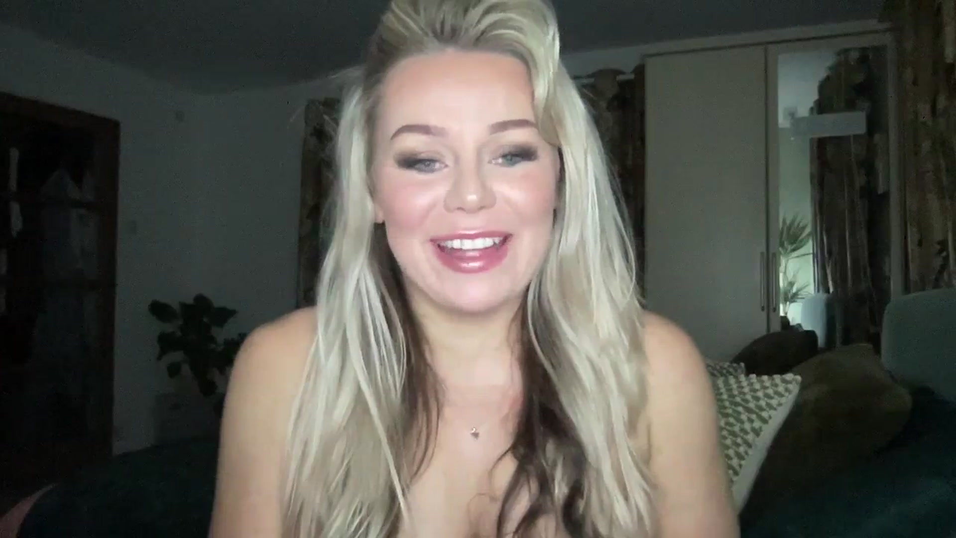 Gallery image thumbnail from Little_L's myfreecams stream on, 04/04/2024, 23:03 image 3 of 20