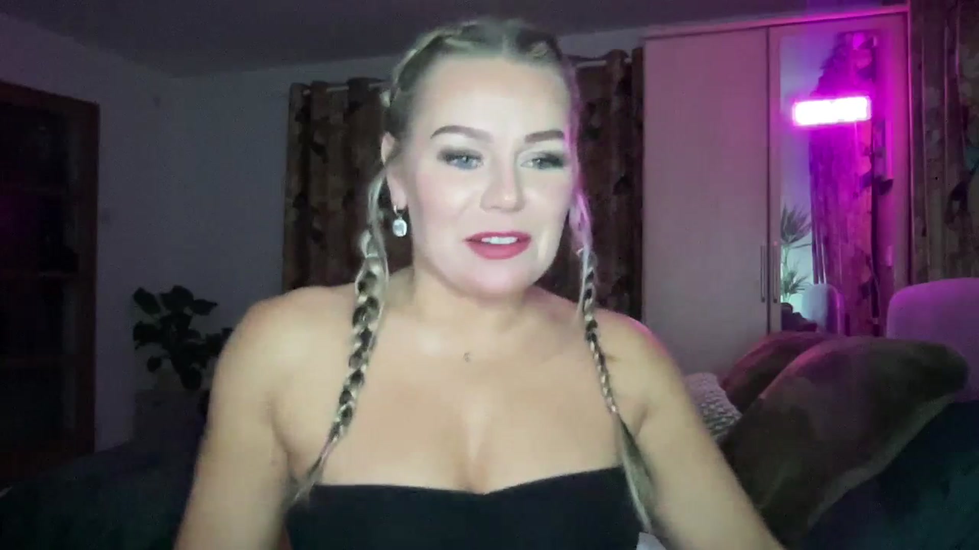 Gallery image thumbnail from Little_L's myfreecams stream on, 04/08/2024, 22:10 image 4 of 20